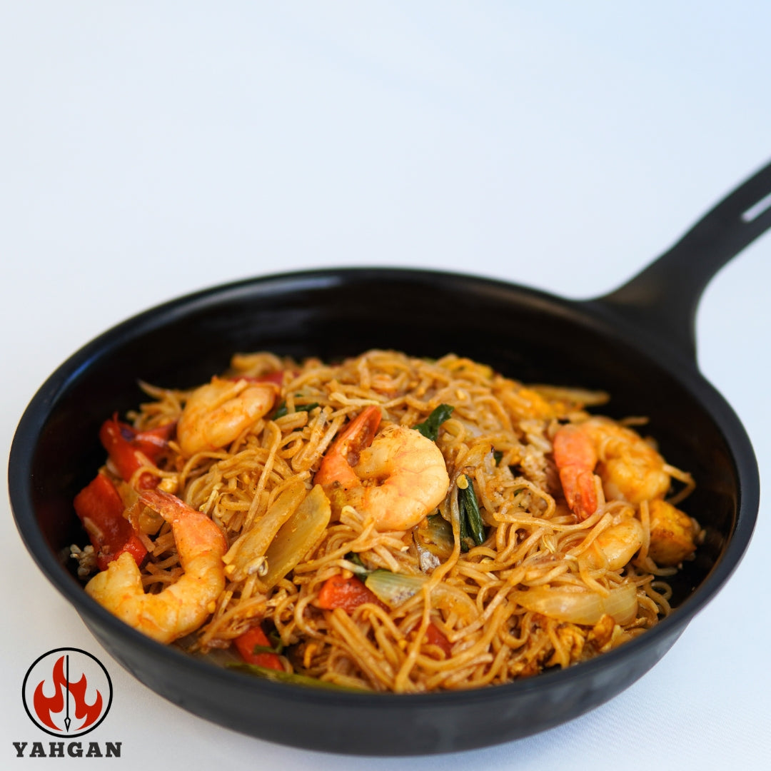 Pad Thai cooking in Yahgan Black Series 26cm carbon steel pan — even heat distribution, 3mm thermal mass