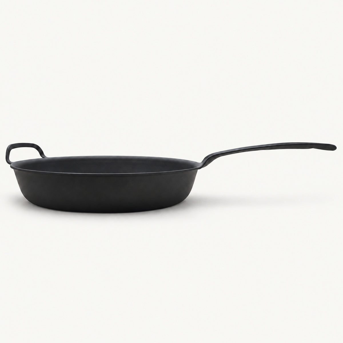 Yahgan Black Series 30cm carbon steel pan in profile, showing the 5.7cm wall depth