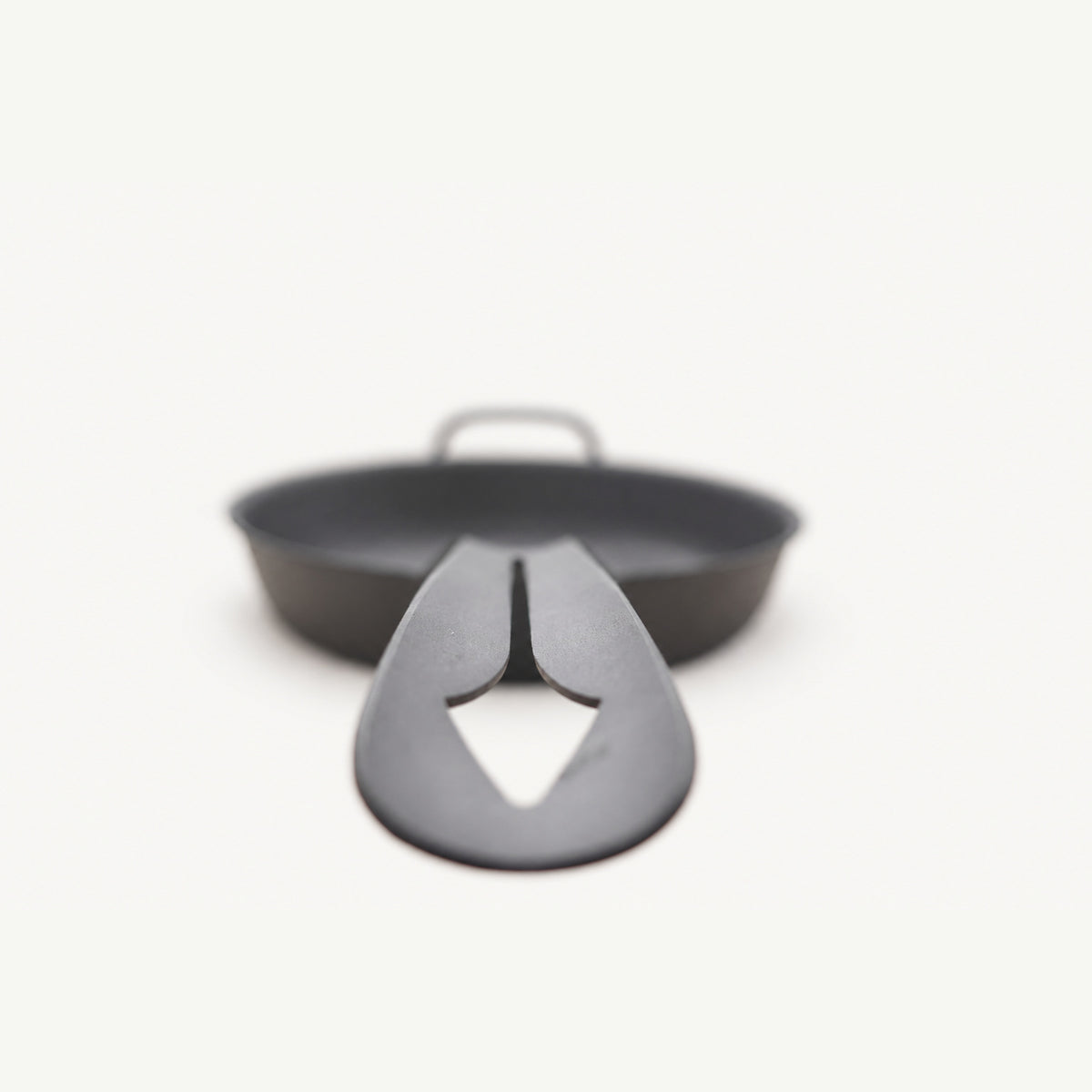Yahgan 30cm tempered glass lid shown fitting the carbon steel pan