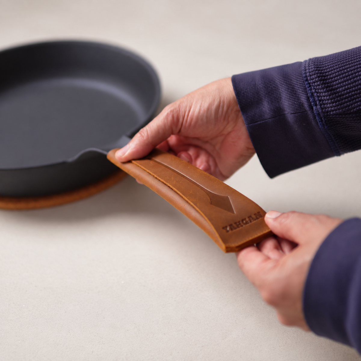 30cm / 12″ Black Series Master Bundle — Pan, Lid, Leather Sleeve & Care Kit