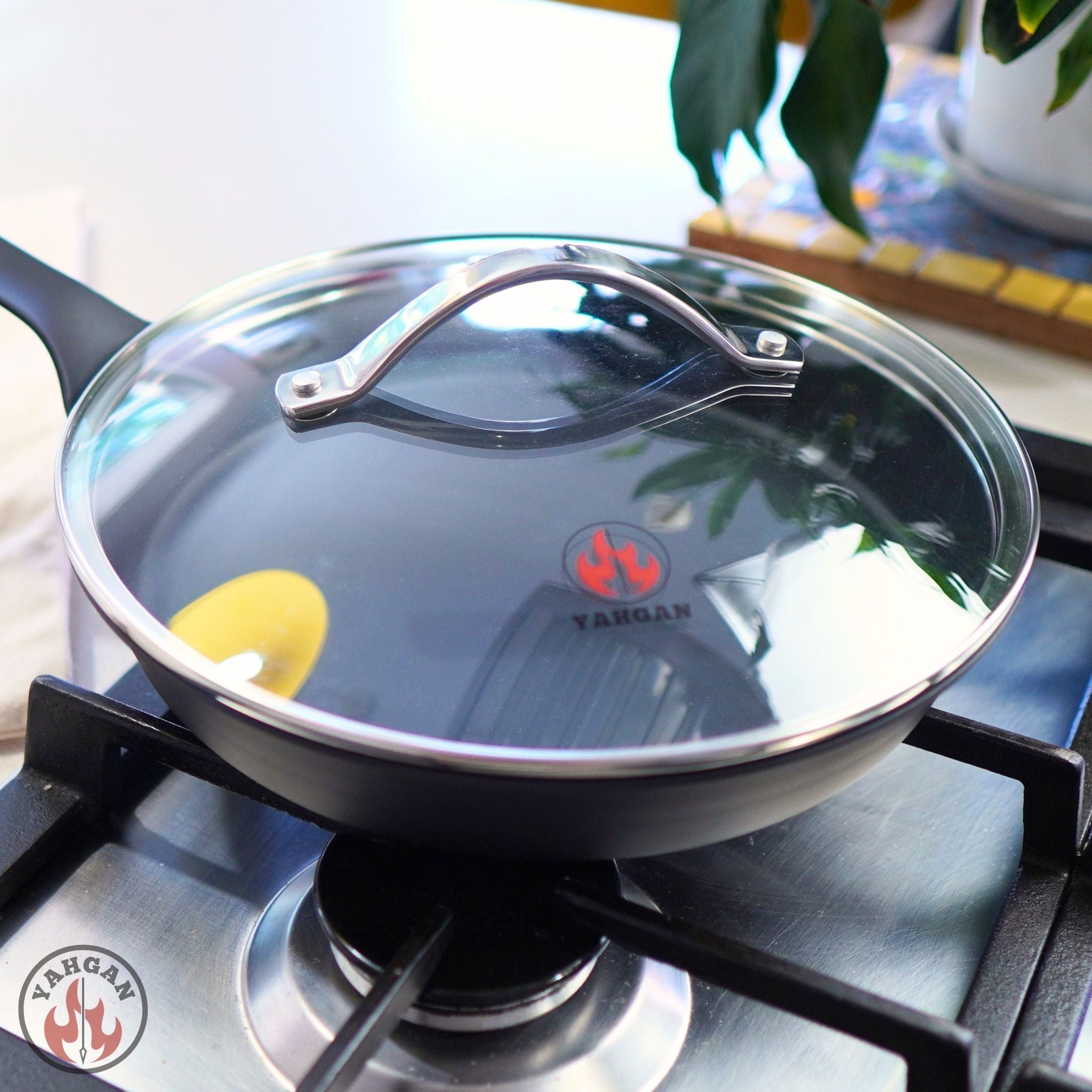 Yahgan tempered glass lid on 26cm Black Series carbon steel pan on gas stovetop