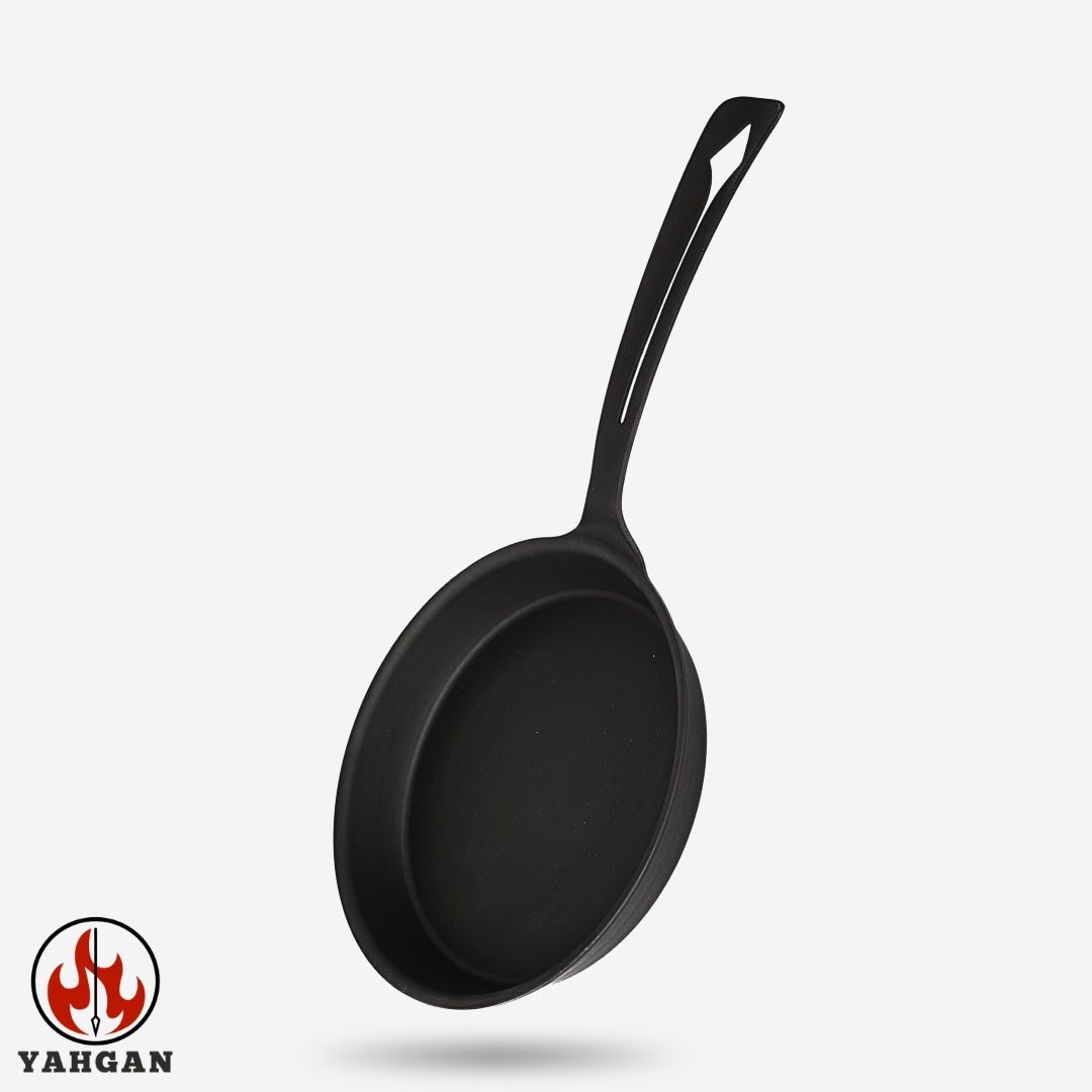 Side profile of Yahgan Black Series 26cm nitrided carbon steel pan — one-piece forged construction