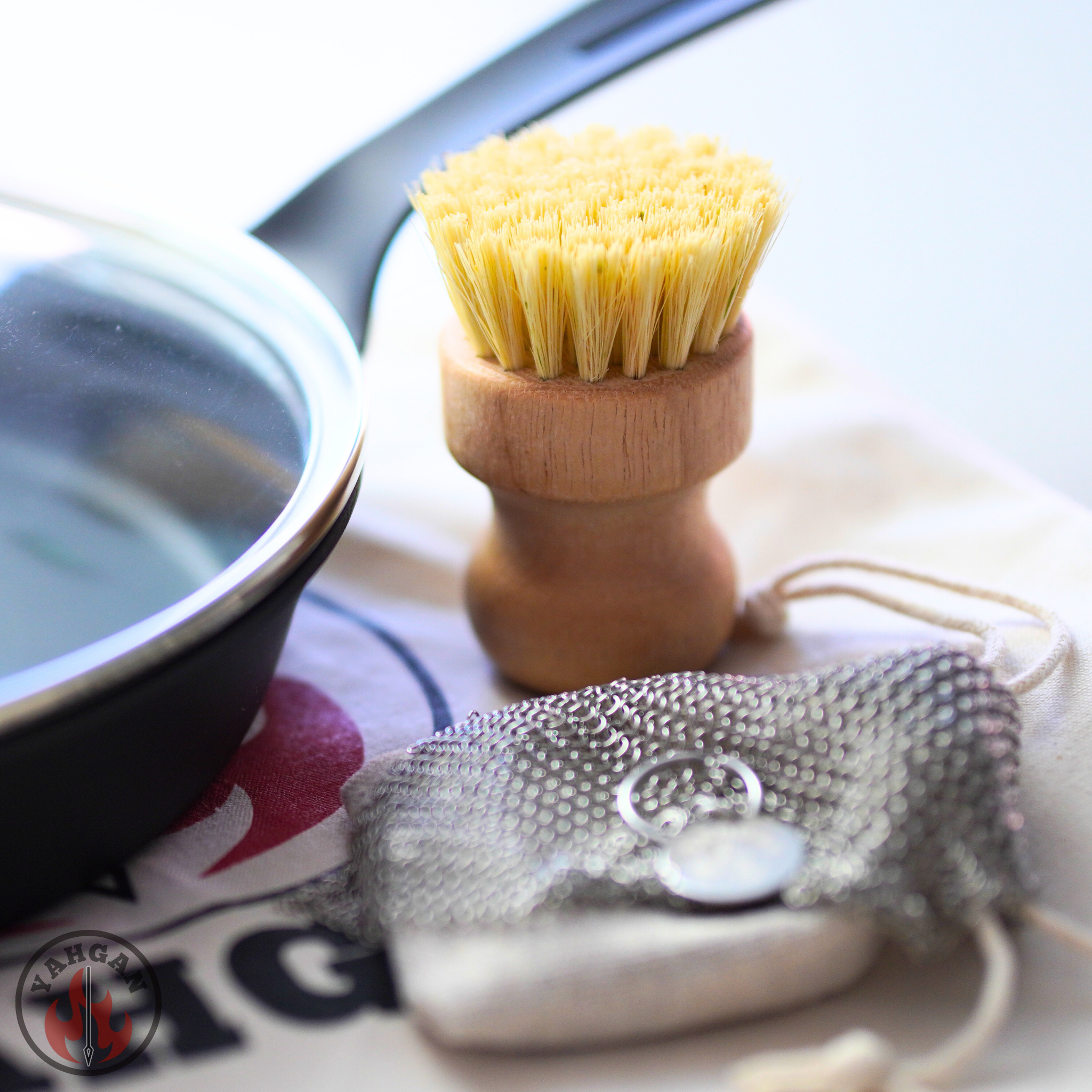 Yahgan Black Series pan with natural-bristle care kit brush — complete bundle includes pan, lid and care kit