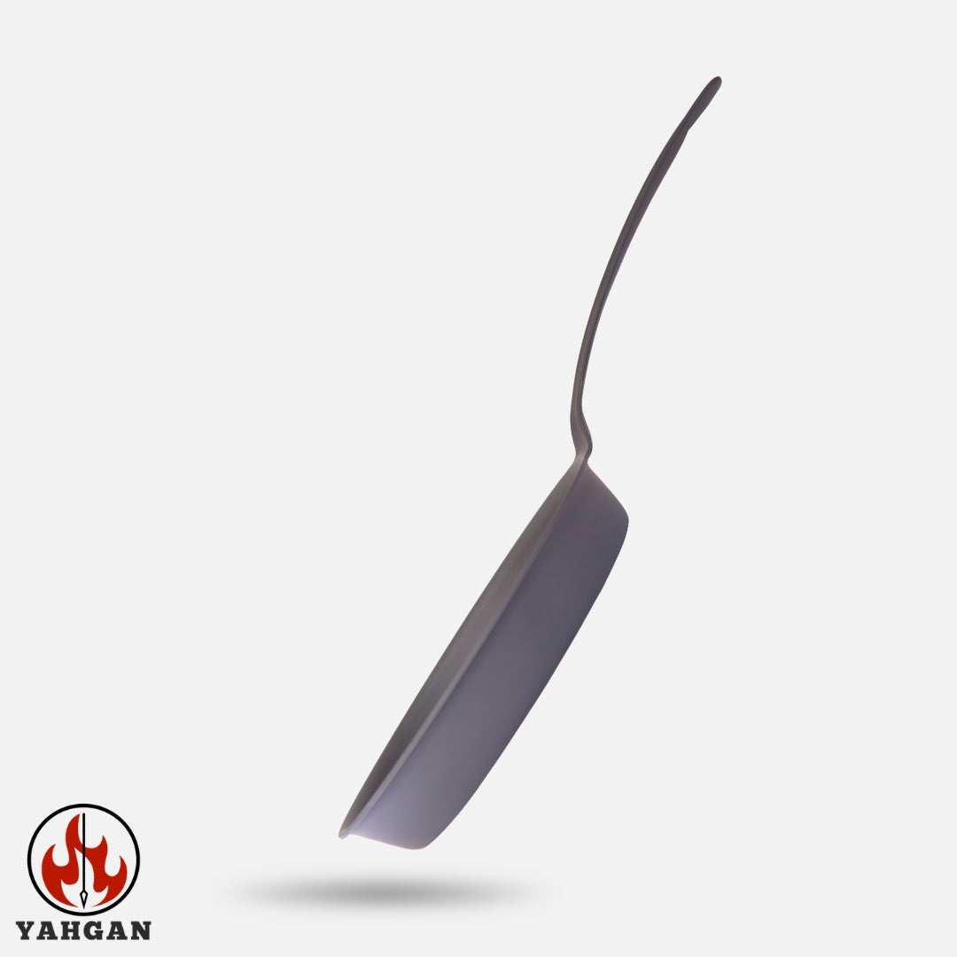Side profile of Yahgan Classic Series 26cm carbon steel pan showing 3mm thick walls and long handle