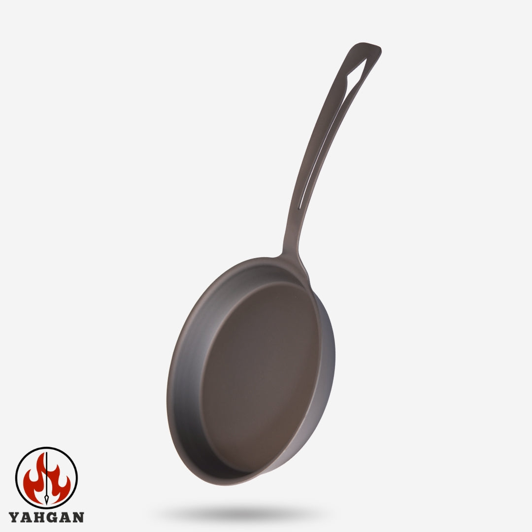 Side profile of Yahgan Classic Series 26cm carbon steel pan showing 3mm thick walls and long handle